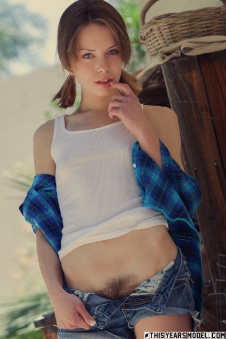 Красивая девушка Бонни обнажает свои крошечные сиськи, прежде чем показать свой подстриженный кустик 6