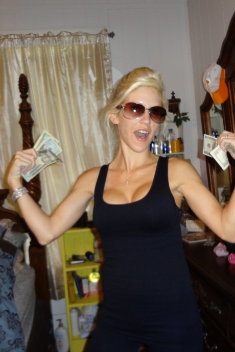 Горячую блондинку-любительницу застукали за этим занятием на различных откровенных снимках 14