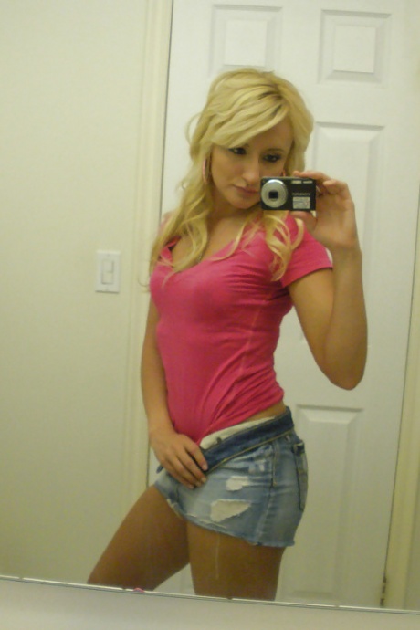 Подборка снимков, на которых блондинка Мэллори Рэй Мерфи делает селфи обнаженной 5