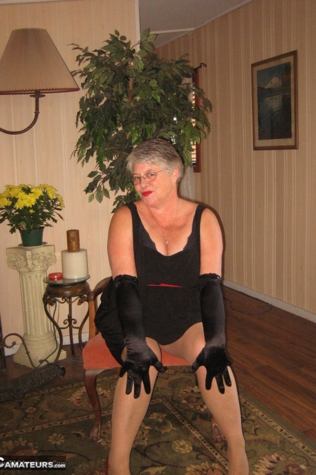 Старая жирная богиня с поясом ласкает отвисшие сиськи в черных бархатных перчатках и чулках 5