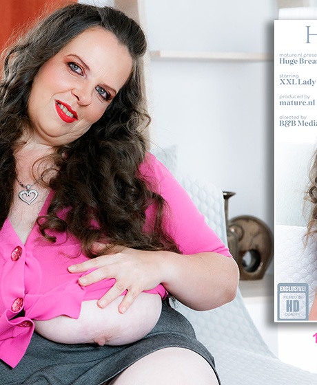 Зрелая толстушка мастурбирует секс-игрушкой во время сольного действа на диване 11