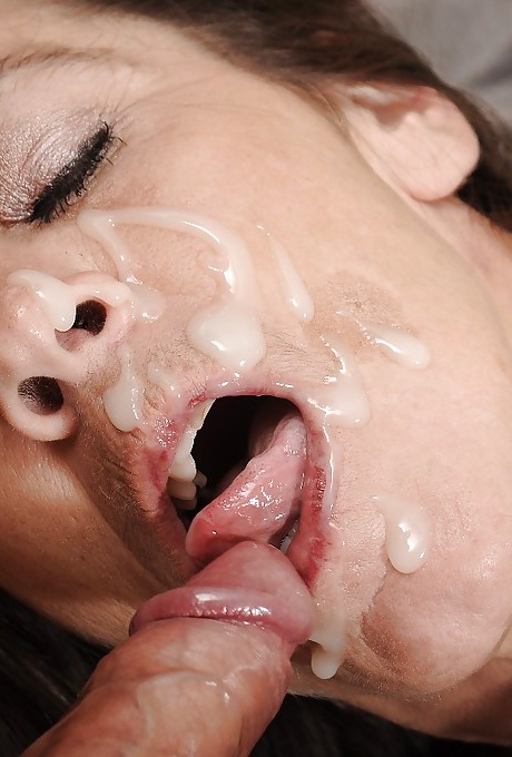 Зрелая мамочка Тиа жестко трахает свою жирную задницу крупным планом 15