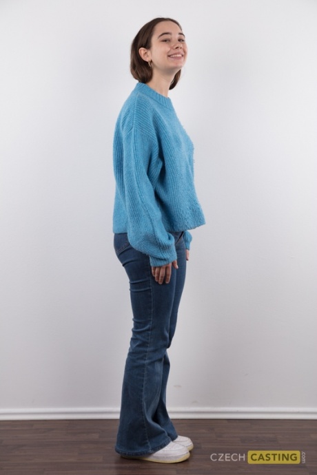 Модель-любитель Ульяна стоит обнаженная, сняв свитер и синие джинсы 3