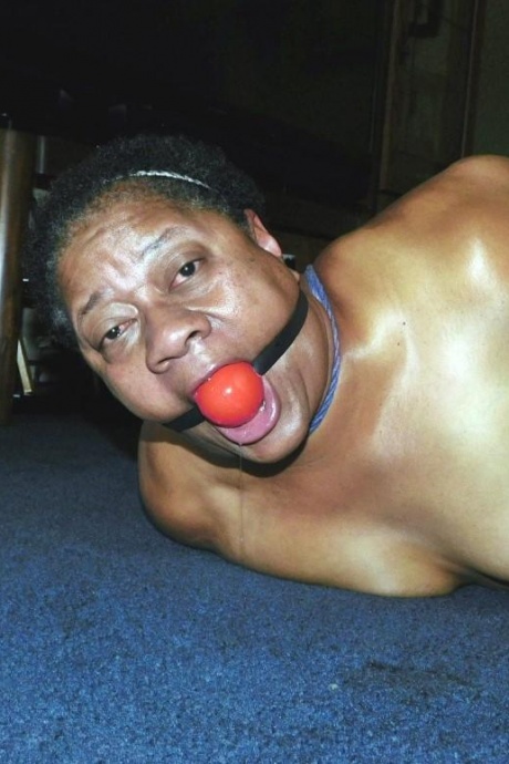 Полная негритянка Трикси борется с кляпом во рту, пока ее связывают 5