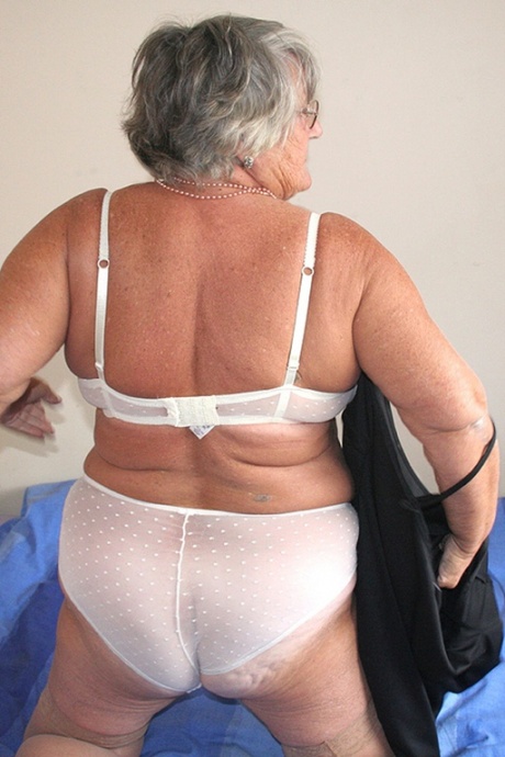 Старая британская любительница бабушка Либби обнажает свое тучное тело перед мастурбацией 5