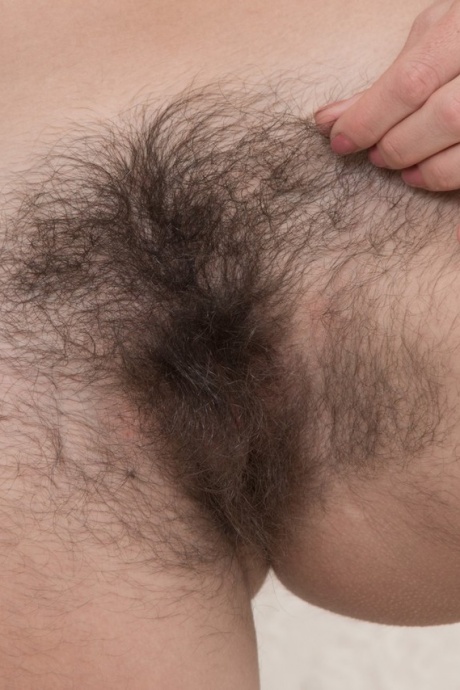Очень волосатая Кэти Зи с гордостью демонстрирует свои мохнатые подмышки и промежность 10