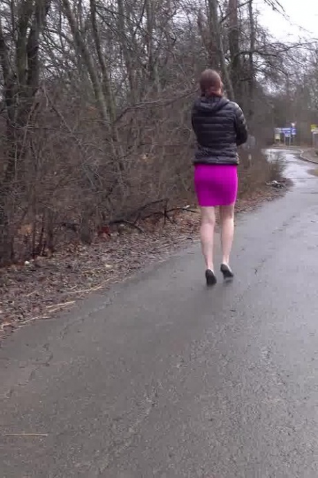 Коротко стриженная девушка Антония Сайнс писает на мокрую дорогу с задранным платьем 14