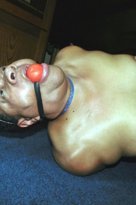 Полная негритянка Трикси борется с кляпом во рту, пока ее связывают 2