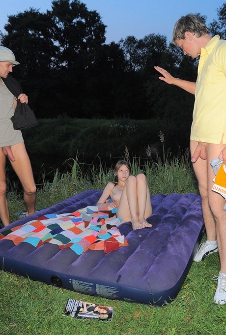 Молодо выглядящая девушка Оксана теряет свою девственность с двумя парнями в поле 16