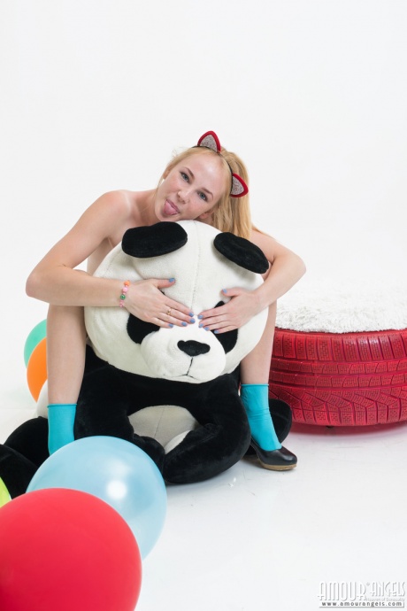 Симпатичная девушка-подросток со светлыми волосами и мышиными ушками раздевается до носков и каблуков 20