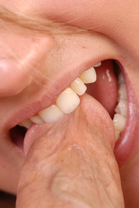 Толстушку Кристину жестко трахает этот такой маленький член 7