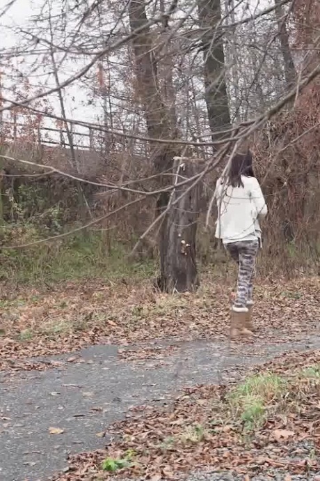 Эвелин Нил стягивает леггинсы, чтобы пописать 15