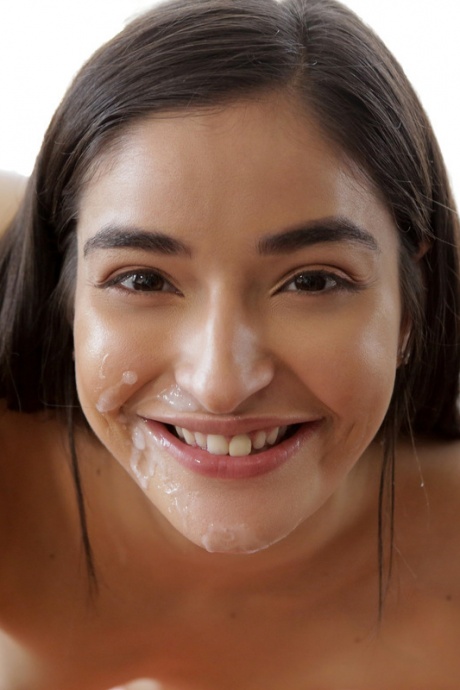 Стройная молоденькая Эмили Уиллис переодевается в штаны для йоги с открытой промежностью для секса со сводным братом 16