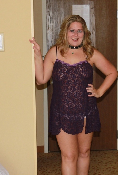 Толстая блондинка, занимающаяся групповухой, получает камшот на лицо после секса ММФ 3