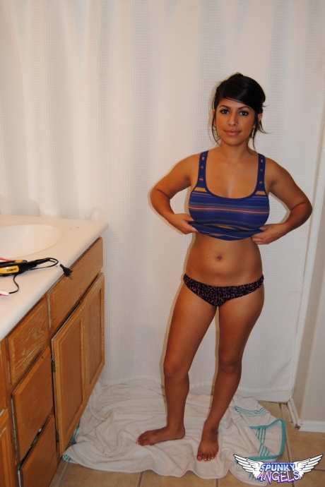 Симпатичная брюнетка Лейла Роуз раздевается, чтобы показать большие сиськи и упругую попку в ванной 7