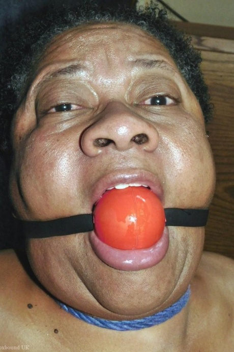 Полная негритянка Трикси борется с кляпом во рту, пока ее связывают 14