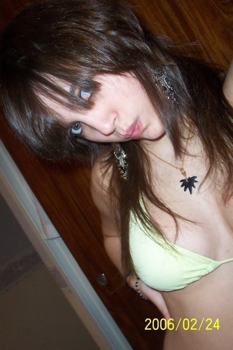 Некоторое время назад моя бывшая девушка сделала эти селфи со своими большими сиськами 3