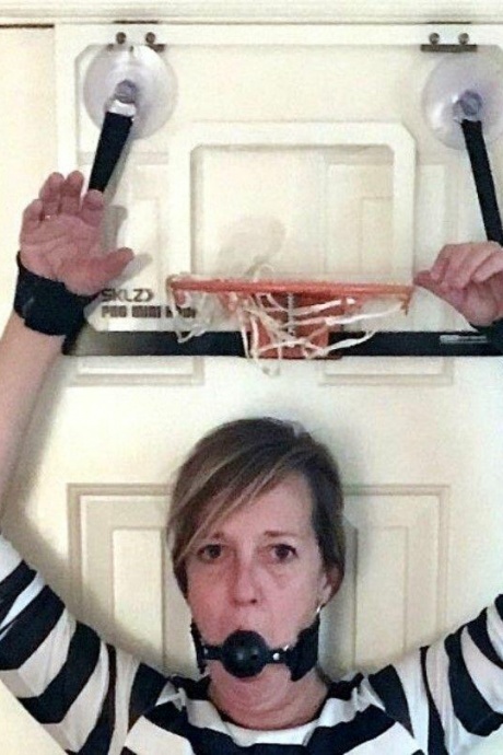 Любительнице леди Мейер заткнули рот кляпом и связали в разных местах дома 7