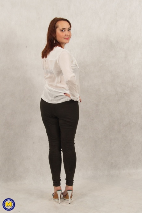 Пожилая домохозяйка ласкает свою натуральную киску после того, как разделась на кухне 3