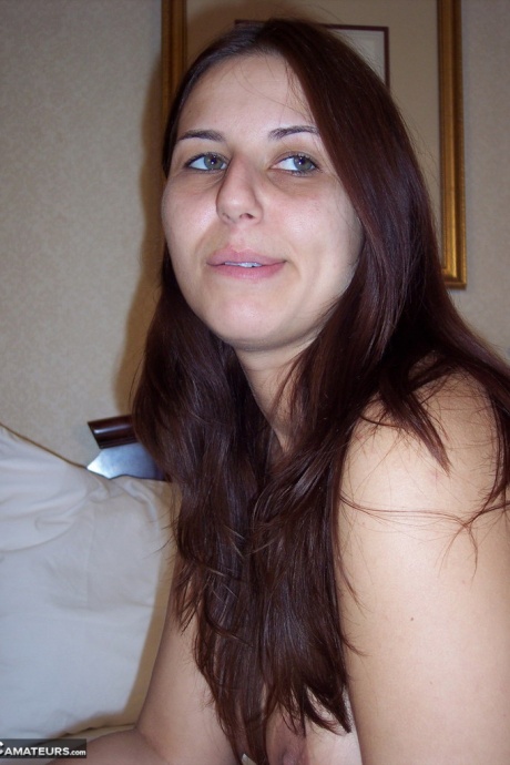 Полностью обнаженная девушка Лексси сидит на своей кровати и курит сигарету 14