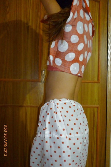 Индианка топлесс прикрывает свою наготу хорошо уложенной подушкой 4