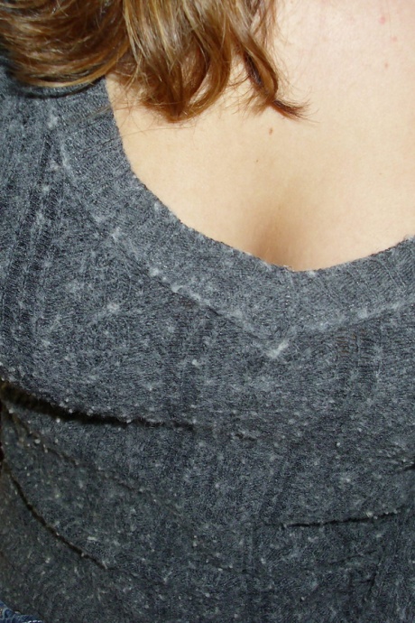 Грудастая любительница Лиззи делает селфи своих сисек и попки в зеркале 7