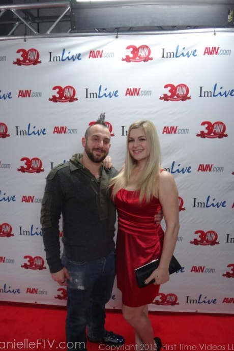 Блондинка-любительница Даниэль делает селфи обнаженной в ванной отеля 7