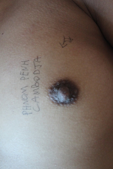 Пухленькая азиатка любительница Ви занимается сексом от первого лица с маленьким членом на кровати 14