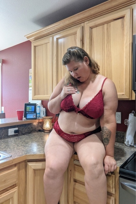 Грудастая любительница Крис Энн показывает свои большие сиськи и попку на своей кухне 5