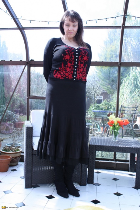 Горячая зрелая жена сбрасывает длинную юбку, чтобы позировать в сапогах со свисающими отвисшими сиськами 3