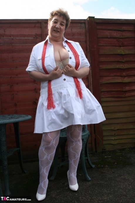 Зрелая жирная кудрявая Кэрол раздевается до нижнего белья и сексуальных нейлоновых чулок во дворе 8