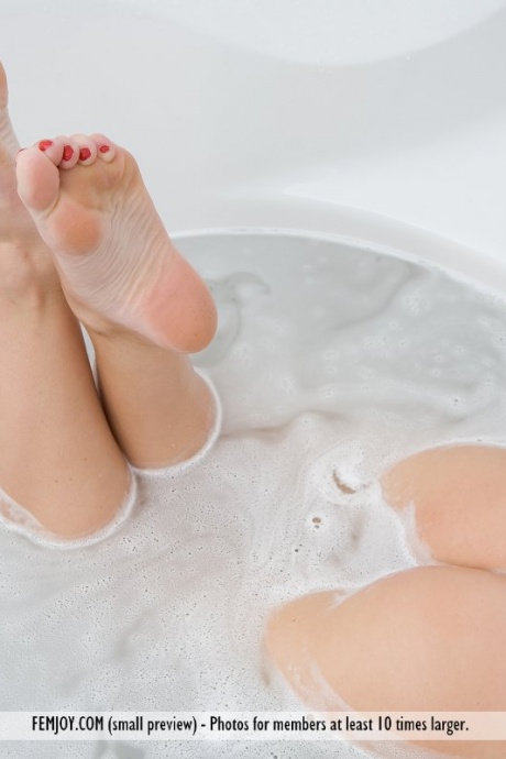 Грязная блондинка-модель Джина демонстрирует свою красивую попку, залезая в ванну 15