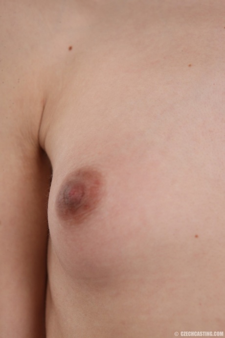 Худенькая 18-летняя девственница Наталья снимает с себя одежду, чтобы предстать обнаженной 12