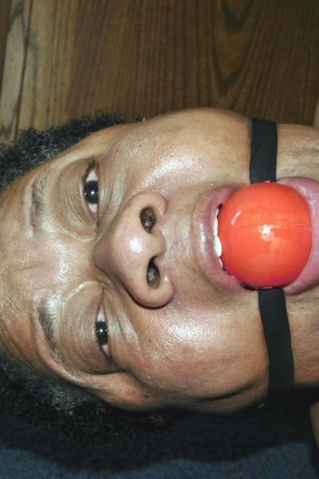 Полная негритянка Трикси борется с кляпом во рту, пока ее связывают 3