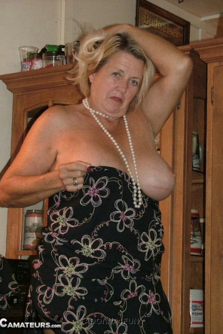 Толстая бабушка со светлыми волосами обнажает себя в коричневых нейлоновых чулках и подвязках 10