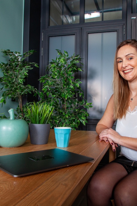 Цыпочка-любительница проливает напиток, соблазняя своего друга-мужчину 2