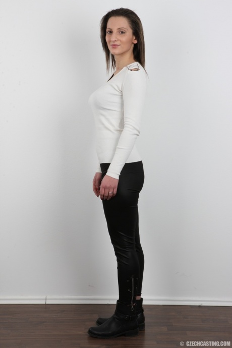 Любительница Никола снимает свой черный лифчик, чтобы показать свои отвисшие сиськи крупным планом 3