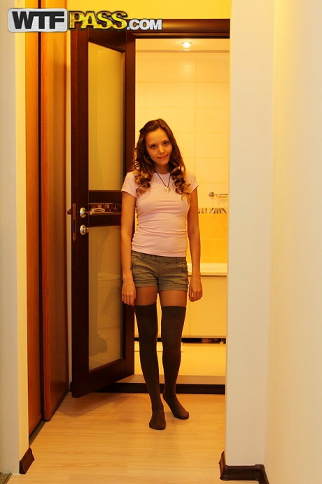 Молодая любительница Катя показывает свои ягодицы в домашней сольной съемке 13