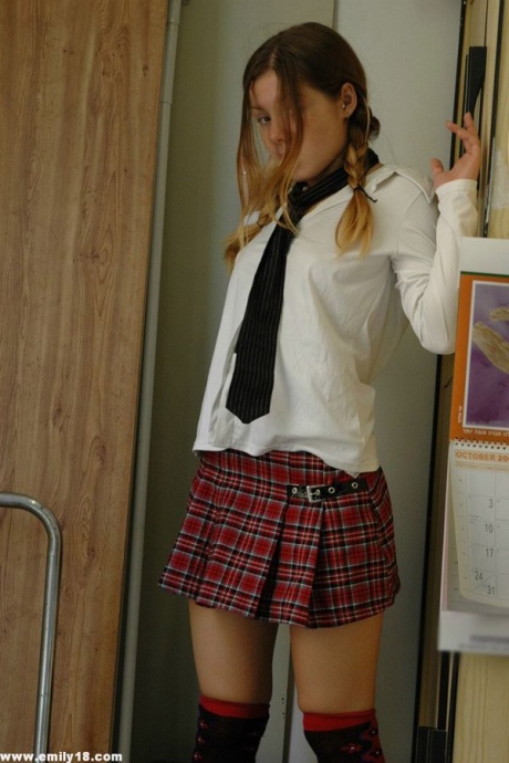 Едва закончившая школу студентка обнажает свое хлопчатобумажное нижнее белье во время просмотра порнографии 9