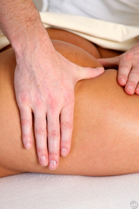 Горячая зрелая женщина Даника Коллинз получает массаж всего тела от своего массажиста 12