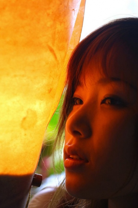 Японская молоденькая Юа Аида снимает свое бикини для фотосессии обнаженной во внутреннем дворике 13