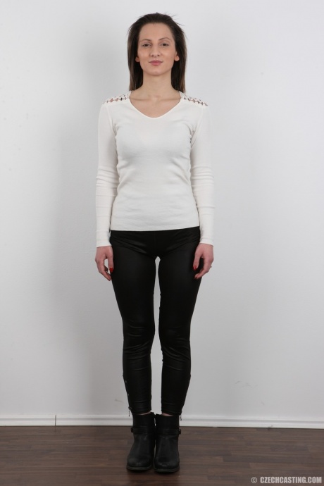 Любительница Никола снимает свой черный лифчик, чтобы показать свои отвисшие сиськи крупным планом 2