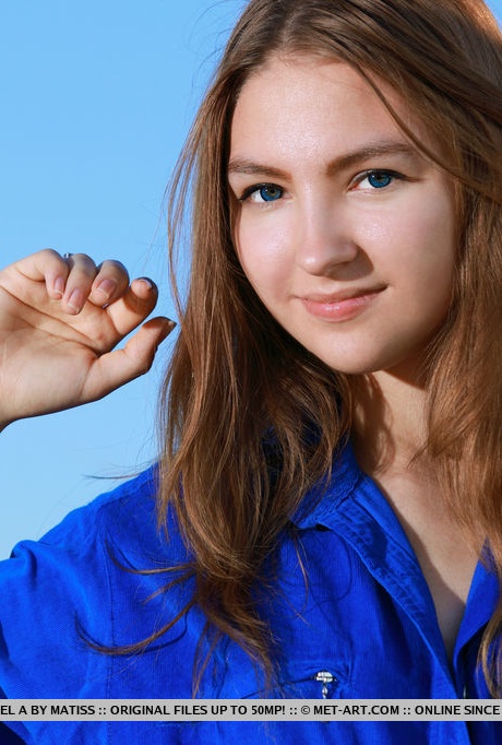 Русская молоденькая Изабель А позирует полностью обнаженной перед цветущим кустом 10