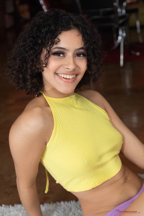 Негритянская милашка с вьющимися волосами Дэни Диас раздевается перед сексом от первого лица 5