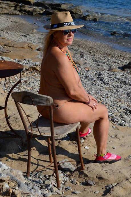 Толстая блондинка с большими сиськами бродит по нудистскому пляжу в соломенной шляпе 7