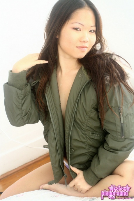 Азиатская любительница Грейс снимает зимнее пальто, чтобы продемонстрировать стринги во время акции SFW 2