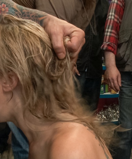 Зои Монро подвергается групповухе в магазине, открытом для публики 4