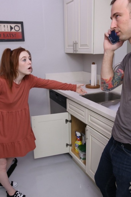 Молодая рыжеволосая Мади Коллинз вытирает сперму со своего подбородка после жесткого траха 2