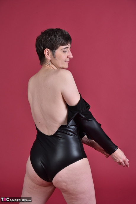 Коротко стриженная брюнетка постарше показывает свою лысую киску, моделируя полностью обнаженной 9