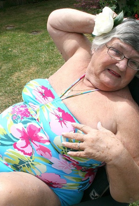 Непослушная любительская бабуля Либби вставляет бутылку в свою толстую киску в саду 5